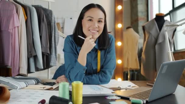 Desainer fashion sukses tersenyum di dalam showroom modern melihat ke kamera — Stok Video