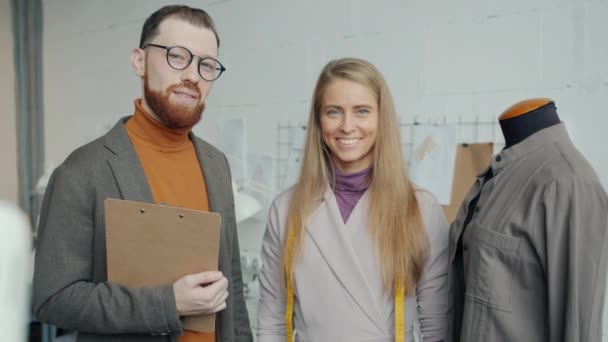 Vidám emberek portréja professzionális szabók mosolyognak a modern stúdióban — Stock videók