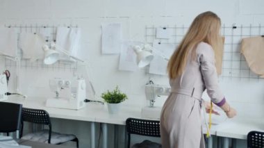 Yetenekli genç terzi duvara resim asmayı planlıyor. Yalnız çalışıyor.