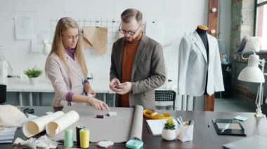 Profesyonel kıyafet tasarımcıları atölyede konuşan dikiş malzemeleri seçiyor.