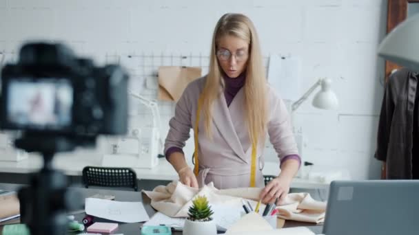 Mujer confiada sastrería grabación de vídeo sobre dressmaking utilizando la cámara moderna en el taller — Vídeos de Stock