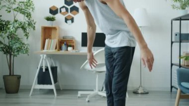 Yoga yapan yakışıklı bir adamın portresi öne eğiliyor ve namaste pozisyonunda dinleniyor.