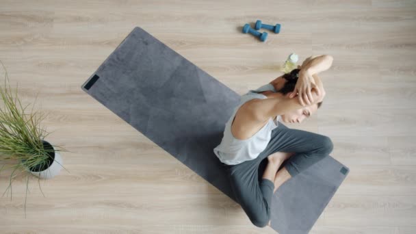 Zpomalený pohled na trénink instruktora jógy v moderním studiovém tělese na podložce jógy — Stock video
