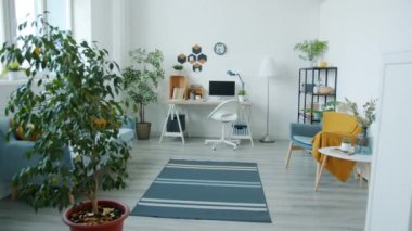 Modern tasarım ve rahat iş yeri olan şık bir ev. Konaklama ve moda iç konsept.