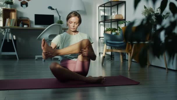 Retrato em câmera lenta de jovem atraente meditando sozinha no apartamento moderno — Vídeo de Stock