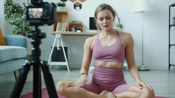 Δημιουργική κορίτσι αθλητικά vlogger καταγραφή βίντεο διδασκαλία γιόγκα asana μιλώντας χρησιμοποιώντας κάμερα στο σπίτι — Αρχείο Βίντεο