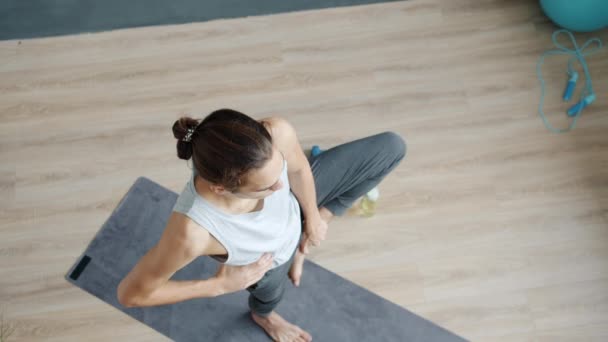 Top view a fiatal férfi képzés jóga stúdió csinál kiegyensúlyozó gyakorlat élvezi a fizikai aktivitás egyedül. — Stock videók