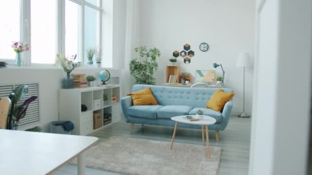 Casa con muebles hermosos interiores modernos y sin personas — Vídeo de stock