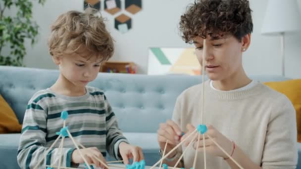 Chytré dítě dělá řemeslo s matkou mluvení a dělat hrát těsto design doma — Stock video