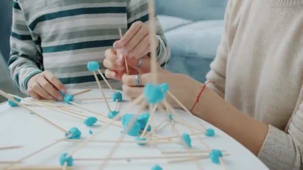 Detailní záběr rukou matka a dítě hrát si s tvůrčí aktivitou doma — Stock video