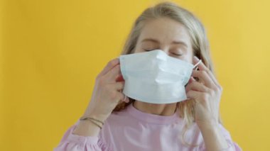 Covid-19 salgını sırasında dans eden ve maske takan neşeli genç bir kadının portresi.