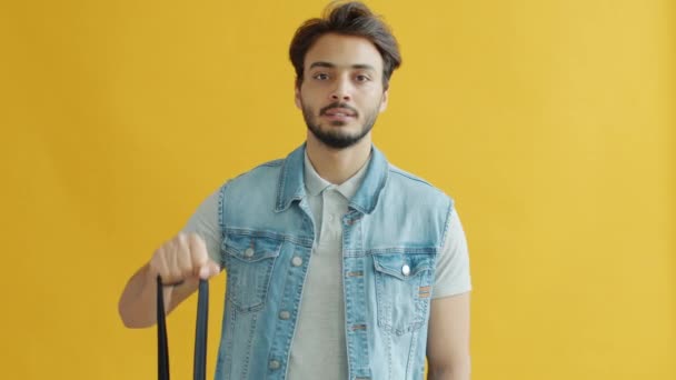 Retrato de homem árabe bonito levantando comprador reutilizável com alimentos orgânicos sorrindo — Vídeo de Stock