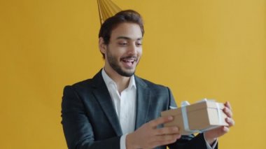 Parti şapkalı neşeli bir Arap 'ın portresi.