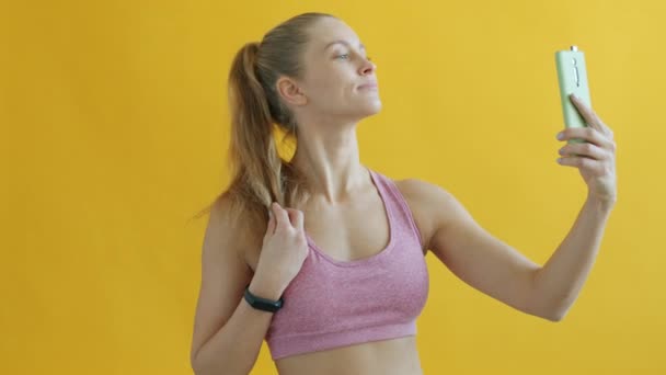 Retrato de bela esportista tomando selfie posando para câmera de smartphone — Vídeo de Stock