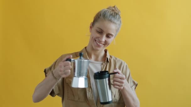 Αργή κίνηση της νεαρής γυναίκας χύνοντας καφέ σε μη αναλώσιμο μεταλλικό κύπελλο που υποστηρίζει μηδενική ιδέα αποβλήτων — Αρχείο Βίντεο