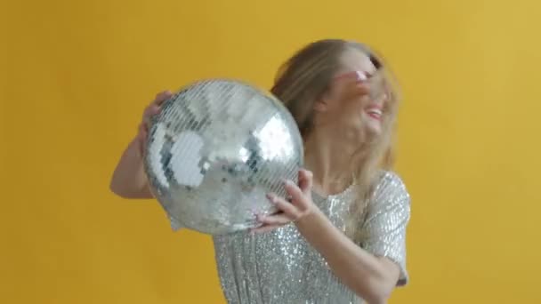 Zpomalený pohyb šťastný dívka tanec s diskotéka míč těší party, zatímco konfety pádu — Stock video