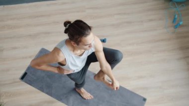 Yoga dersinde tek ayak üstünde durup denge egzersizi yapan genç adamın en iyi görüntüsü.