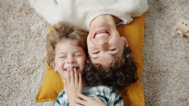 Vista superior de la familia feliz mamá y el niño riendo mirando a la cámara en casa — Vídeo de stock