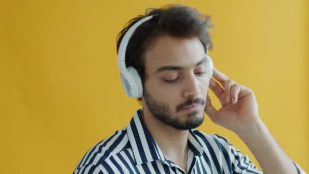 带着现代耳机听音乐的中东快乐男人的画像 — 图库视频影像