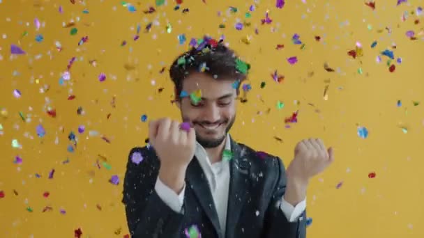 Portrét blízkovýchodní tanečnice pohybující se zatímco konfety padají do vzduchu během oslav — Stock video