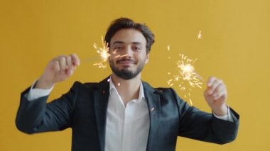 Bengal ışığıyla dans eden Orta Doğulu bir öğrencinin yavaş çekim portresi.