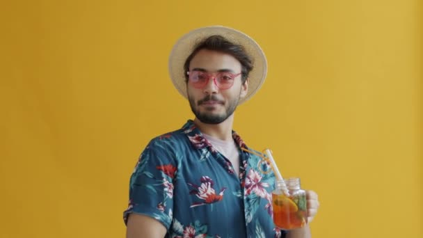 Tatil kıyafeti giyen neşeli Arap turist kokteyl içiyor ve dans ediyor. — Stok video