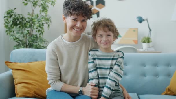 Portret van een gelukkige jonge familie moeder en zoon die thuis glimlachen — Stockvideo