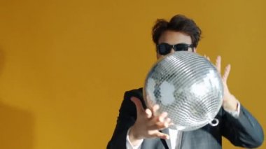 Yakışıklı bir Arap 'ın yavaş çekim portresi. Aynalı topla dans etmekten zevk alıyor.