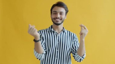 Kameraya bakarak eğlenen genç bir Arap 'ın ağır çekim portresi.