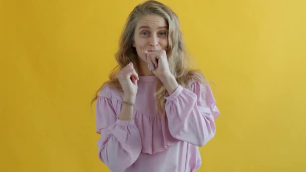 Slow motion portret van schattig blond meisje dansen plezier hebben op geel kleur achtergrond — Stockvideo