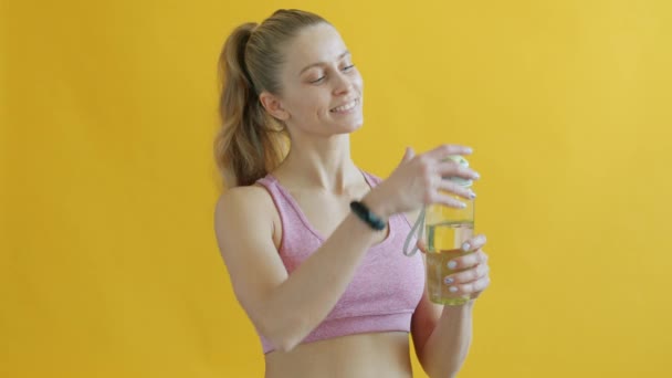 Retrato de desportista bonito beber água de garrafa reutilizável e sorrindo — Vídeo de Stock