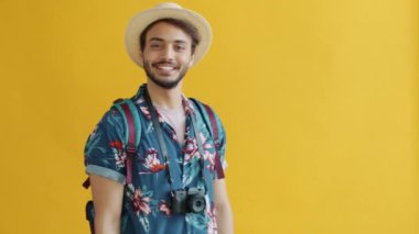 Sırt çantalı ve gülümseyen Orta Doğulu turist portresi