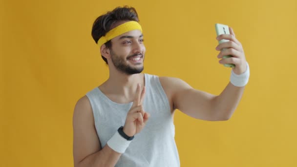 Retrato de belo desportista árabe tomando selfie posando para câmera de smartphone — Vídeo de Stock