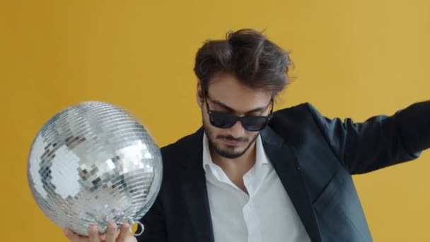 Arap iş adamının portresi diskotekle dans edip eğleniyor. — Stok video