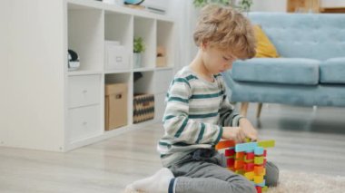 Evde eğitici oyuncaklarla oynayan mutlu çocuk portresi oyuna odaklı