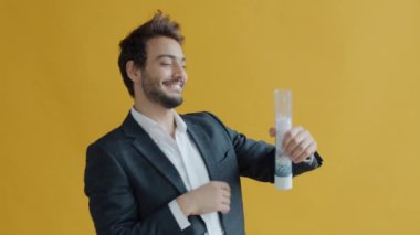 Gümüş konfetiler düşerken karışık ırkın yavaş yavaş dans edişinin portresi