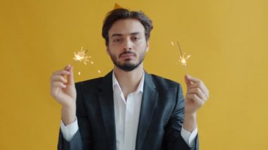 Maytap sallayan ve can sıkıntısıyla kameraya bakan kızgın ırkın ağır çekimde portresi.