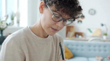 Oğlu arka planda oynarken evde çalışan ciddi bir serbest yazar.