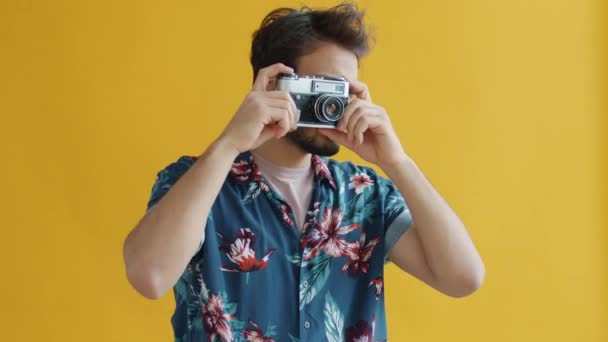 Arabe gars touriste prendre des photos avec appareil photo regarder autour de profiter de la vue sur fond jaune — Video