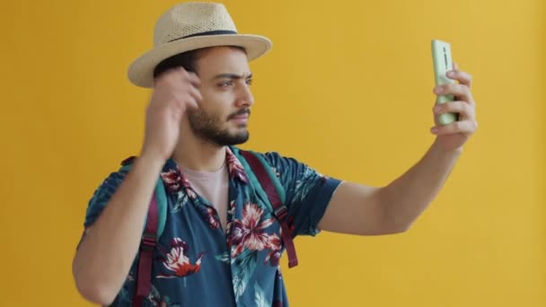 Langsom bevægelse portræt af arabisk mand turist med rygsæk tager selfie med smartphone kamera – Stock-video