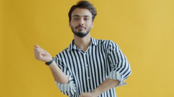 Cámara lenta de feliz mezcla de raza estudiante bailando mirando a la cámara solo — Vídeo de stock