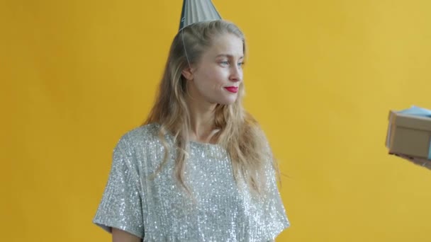 Portret van gelukkig meisje in feestmuts nemen geschenkdoos en glimlachen genieten verrassing — Stockvideo