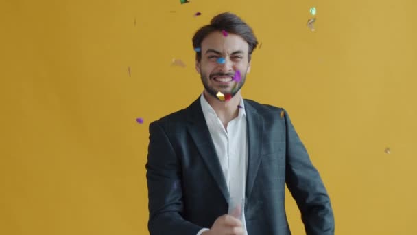 Slow motion porträtt av glada blandras brunett dans njuter konfetti på fest — Stockvideo