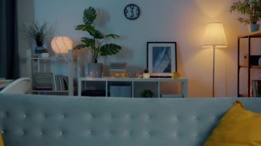 Modern iç dekorasyonlu güzel, rahat mobilyalı ve geceleri insan olmayan bir daire.