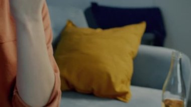 Güzel bir bayanın abur cubur yerken ve TV 'de film izlerken çekilmiş yakın plan portresi.