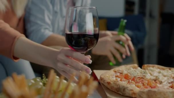 Close-up van jonge vrouw met glas wijn drinken TV kijken met vriendje thuis — Stockvideo