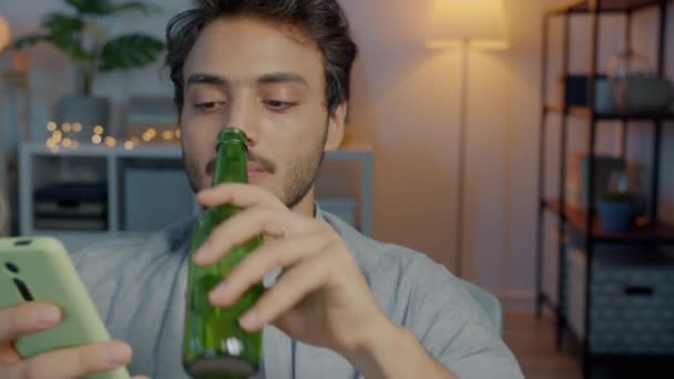 Ritratto Uomini Donne Diversi Gruppo Bere Birra Dalla Bottiglia Utilizzando — Video Stock