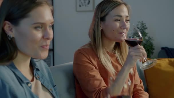 Vrolijke Jongedames Die Avonds Films Kijken Rode Wijn Drinken Woonkamer — Stockvideo