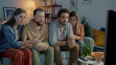 Gençleri şoke etti arkadaşlar. Geceleri televizyonda korku filmi izliyorlar. Ekrana bakıp korkuyorlar.