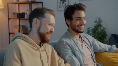 Mutlu gençlerin portresi bira içip gülüyorlar. Geceleri televizyonda komik filmler izliyorlar.
